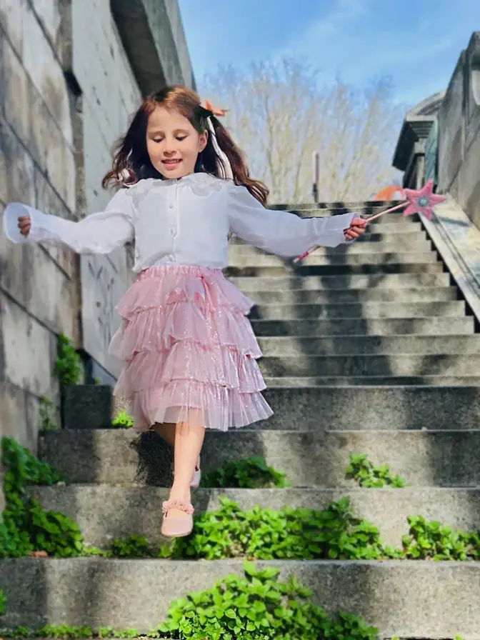 Petite fille portant une jupe rose pailletée Carrouselle